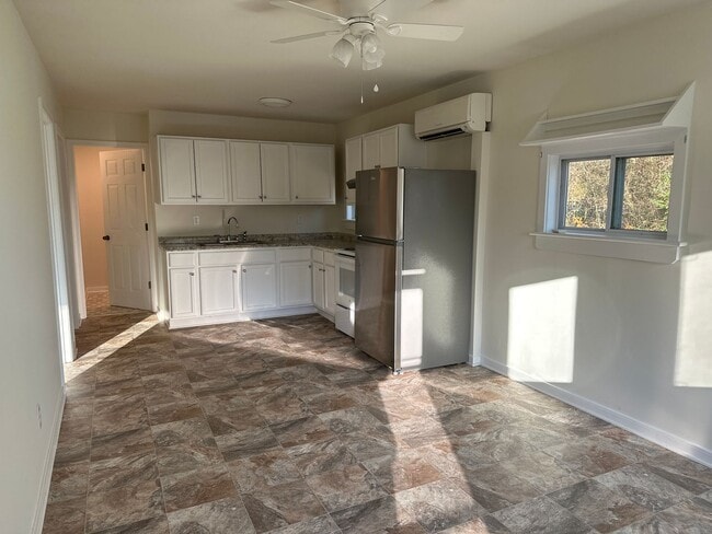 Building Photo - 2 Bedroom 1 Bath cottage with Lake View!