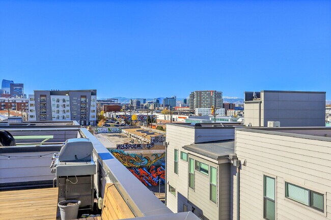 Building Photo - $3,200.00 - 2 Bedrooms, 2.2 Bathrooms, Tow...