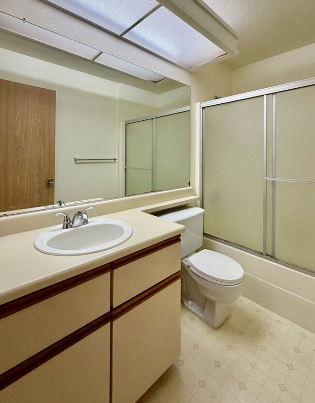 Building Photo - 1276 Bellevue Way NE