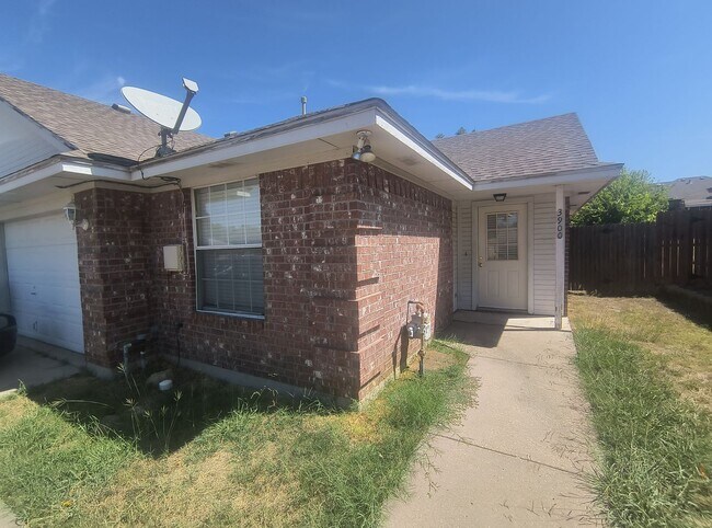 Building Photo - Beautiful 3-Bedroom, 2-Bath Home with Atta...