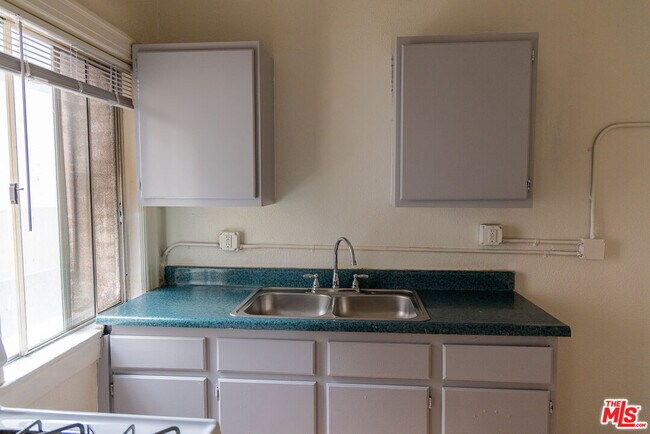Building Photo - 661 Shatto Pl