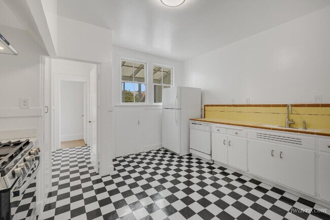 Building Photo - 467 40th Ave