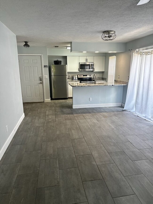 Building Photo - Cozy & Convenient 2 Bedroom, 1 Bath Duplex...
