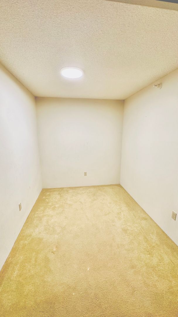 Building Photo - Diamond in the rough 1 bedroom with den in Honolulu!