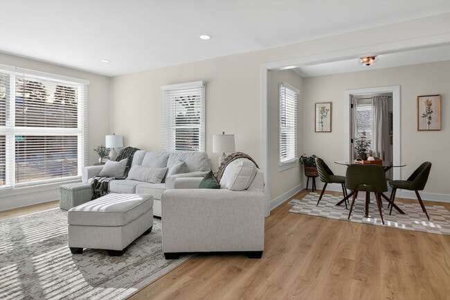 Building Photo - 102 E 56th St