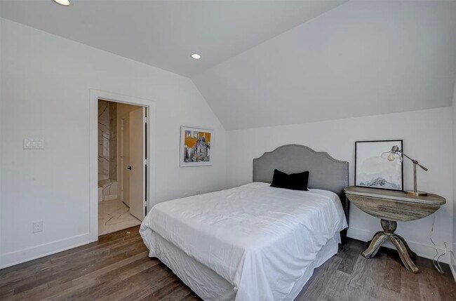 Building Photo - 6127 W Montgomery Rd