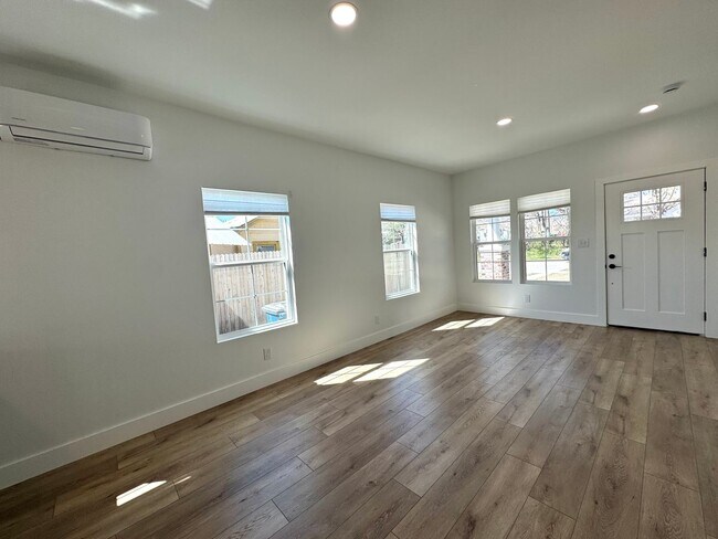 Building Photo - Stunning 2 bedroom 1 bathroom home In Kendall-Whittier district of Tulsa!