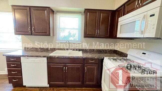 Building Photo - Beautiful 3 Bedroom / 2 Bathroom Duplex in...