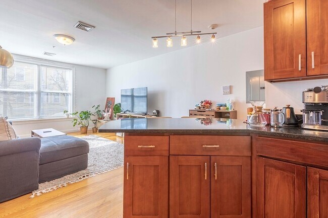 Building Photo - 535 Cambridge St