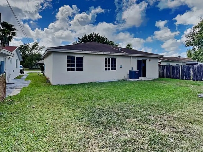 Building Photo - 6314 Plunkett St