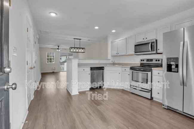 Building Photo - 16 Raelans Cir