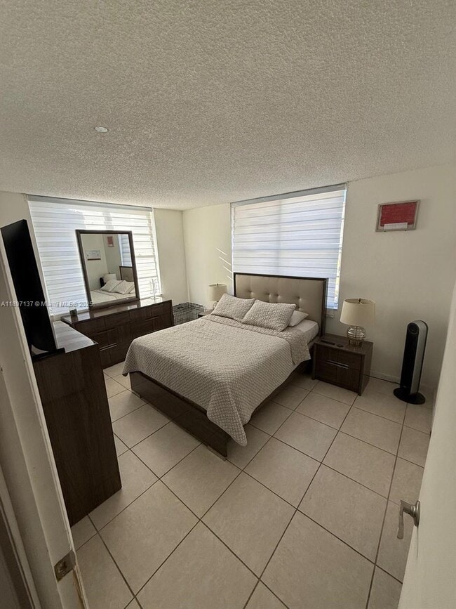 Building Photo - 9350 Fontainebleau Blvd