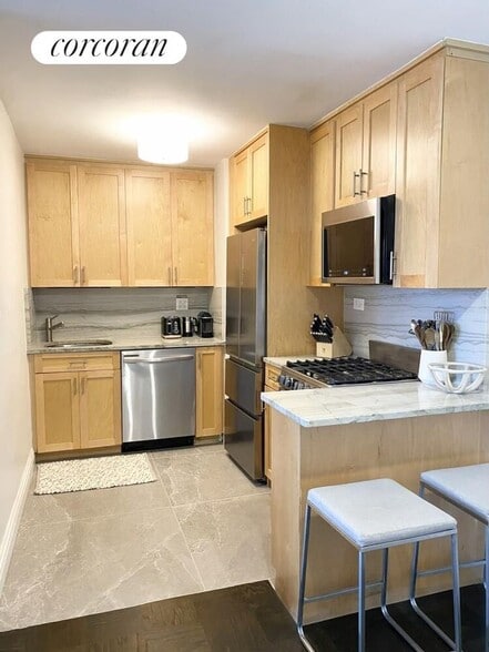 Building Photo - 305 E 40th St