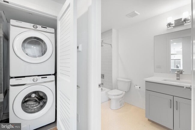 Building Photo - 304 Master St