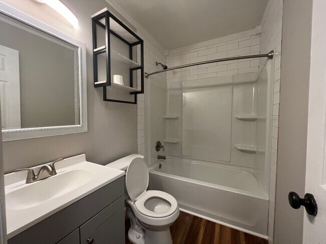 Building Photo - Cute 3 Bed 2 Bath!