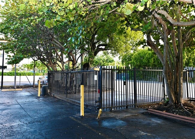 Building Photo - 1910 SW 17th Ave