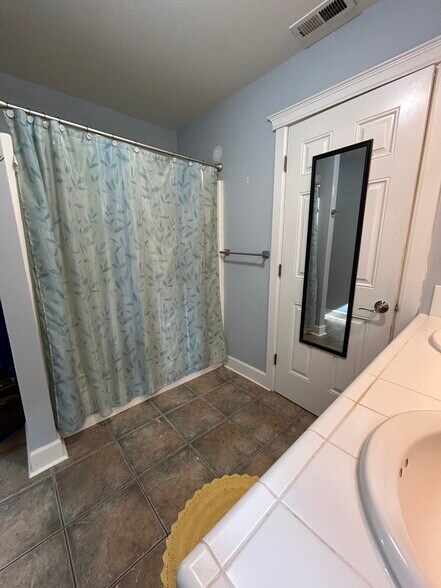 Building Photo - 21365 Oakview Dr