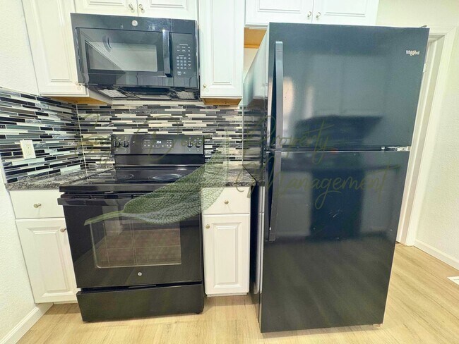 Building Photo - 5 BEDROOM IN INDEPENDENCE!!!