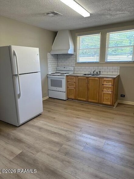 Building Photo - 107 S College Rd