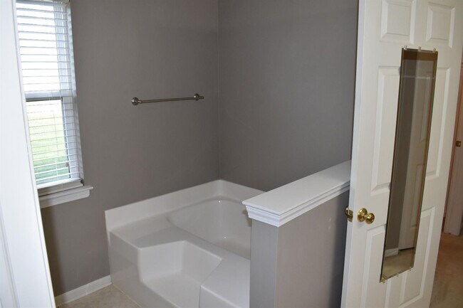 Building Photo - 1462 Millbrook Trail