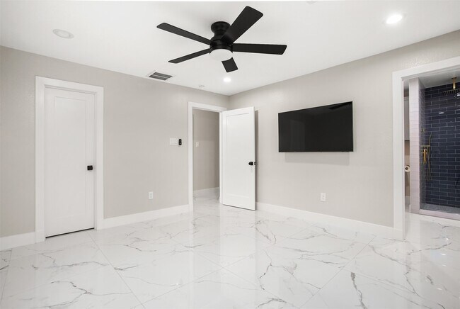 Building Photo - 4002 Dixie Farm Rd