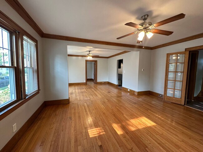 Building Photo - Gigantic 5 bedroom home on the NW side of ...