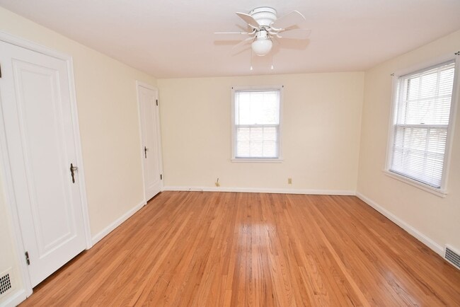 Building Photo - Adorable 3 Bedroom on McKinley Ave. South ...