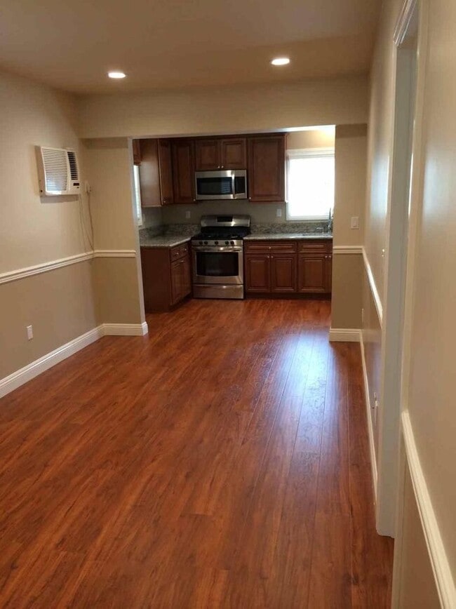 Building Photo - 71 Suffolk Ave