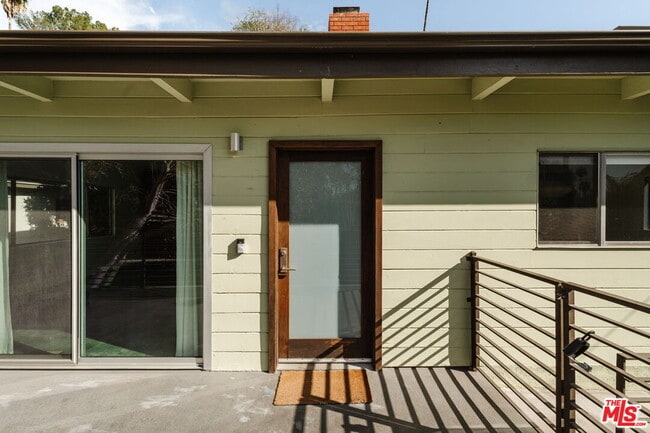 Building Photo - 2042 Sanborn Ave