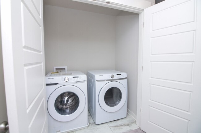 Building Photo - Beautifully Maintained Townhome in a Prime Location