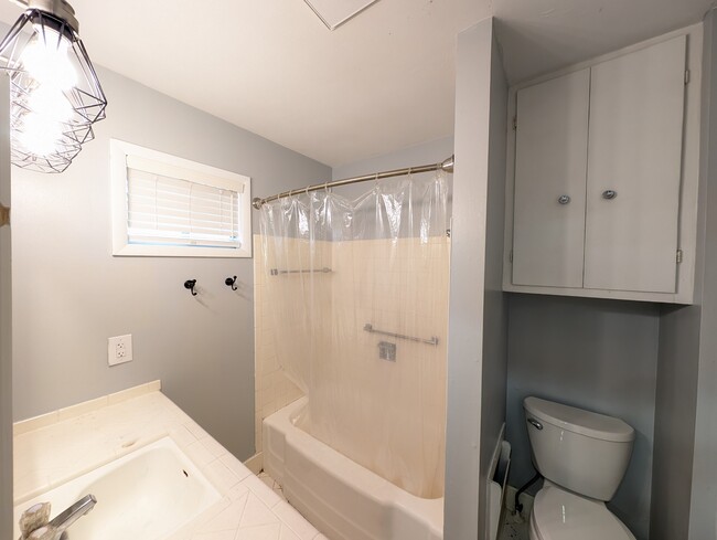 Building Photo - 1135 E 49th St