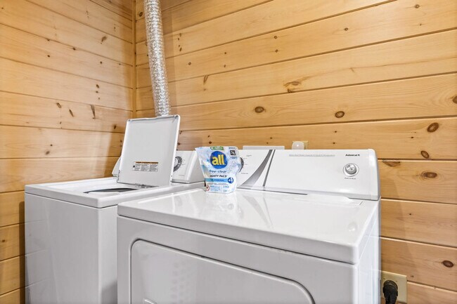 Building Photo - 121 Pontoosuc Dr