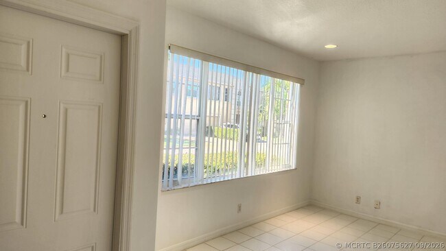 Building Photo - 271 Live Oak Ln