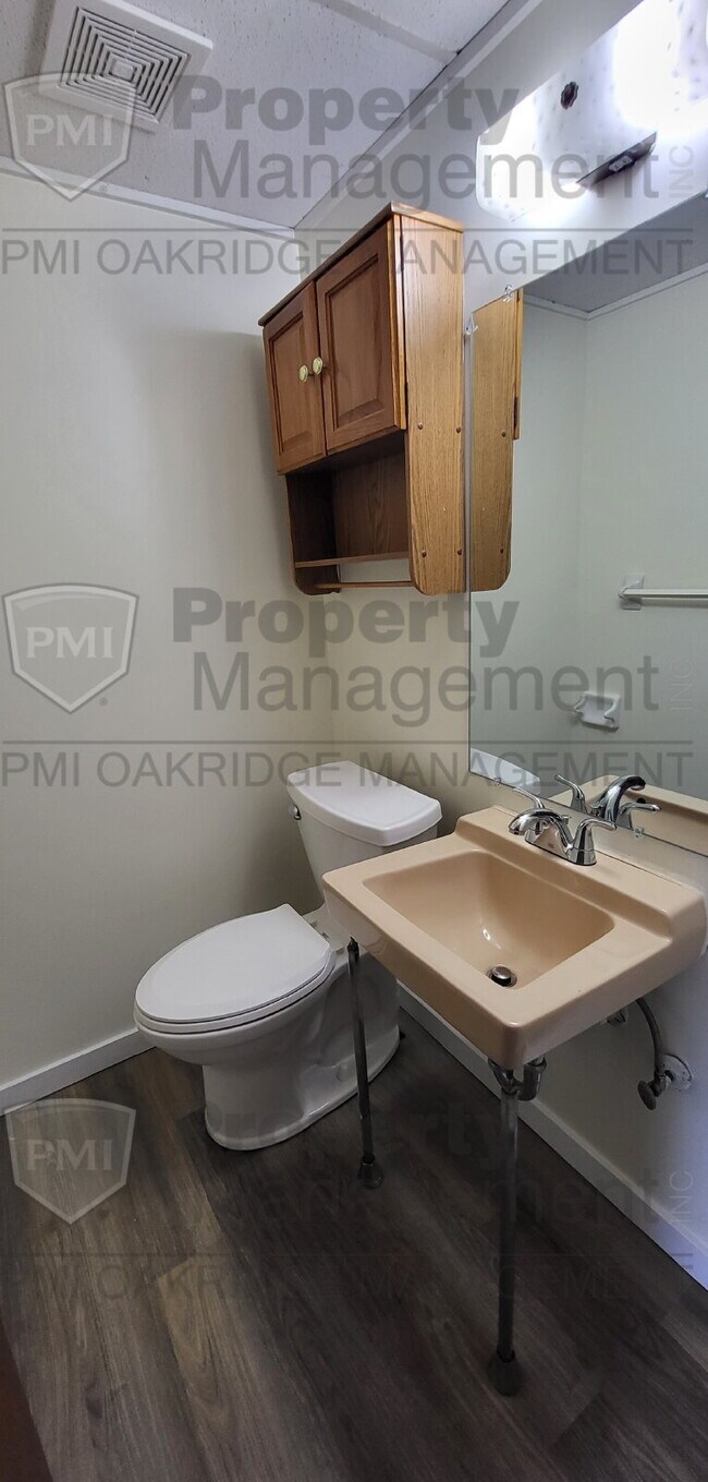 Building Photo - 2 Bed 1.5 Bath Townhome