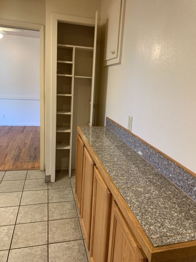 Building Photo - STUDENTS WELCOME! Spacious 5 Bed 2 Bath Ranch Home