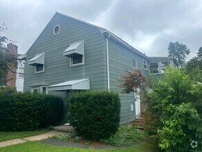 Building Photo - 536 Quaker Ln S