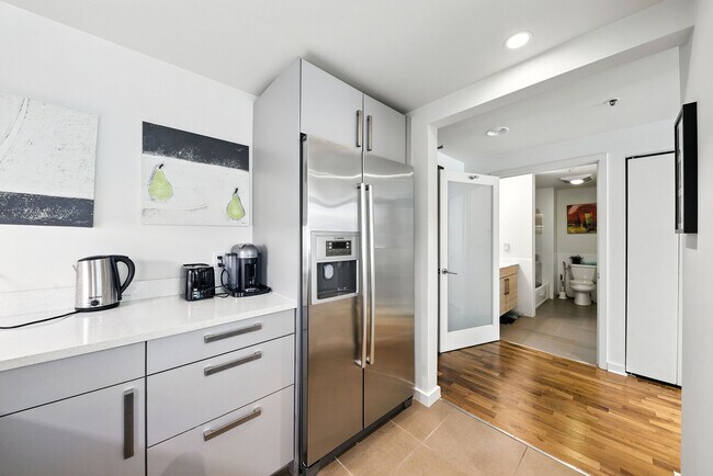 Building Photo - 555 4th St