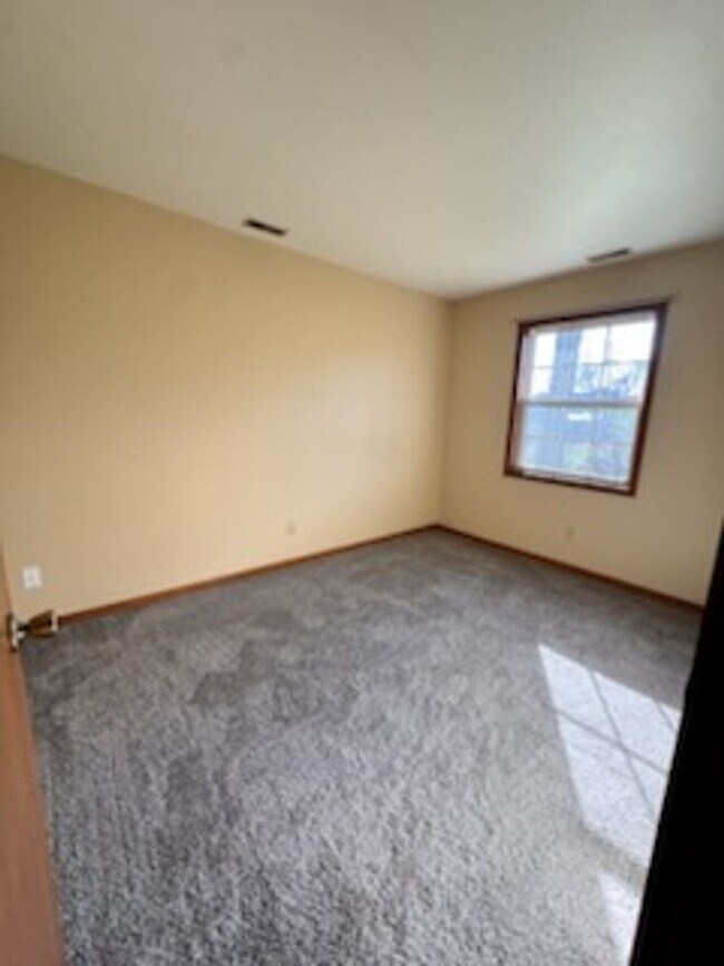 Building Photo - NEW LISTING 2 bed duplex in Albion, IN!