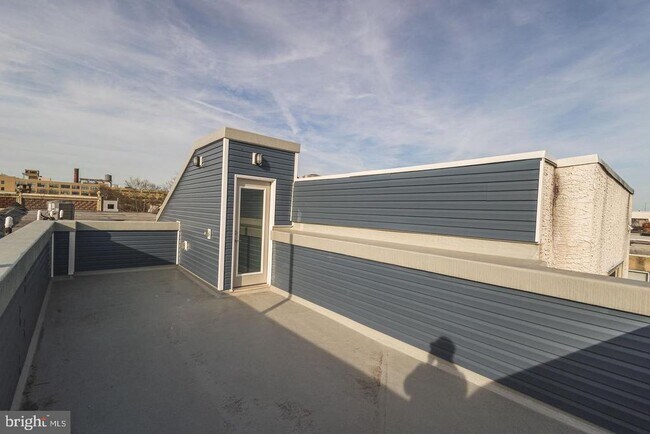 Building Photo - 3030 W Girard Ave