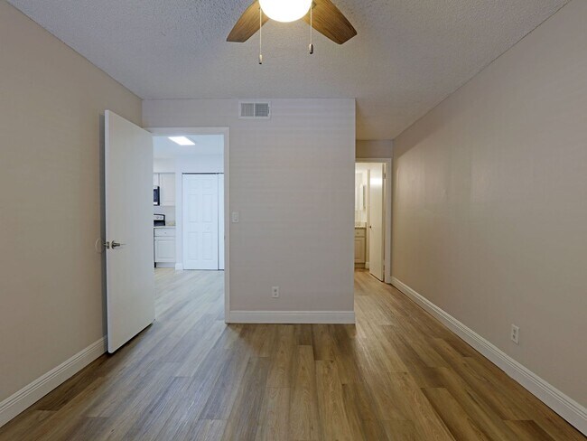 Building Photo - 5321 Summerlin Rd