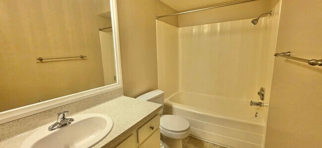 Building Photo - Large 2 Bedroom Condo in Fashion Valley!! With 2 Parking Spaces