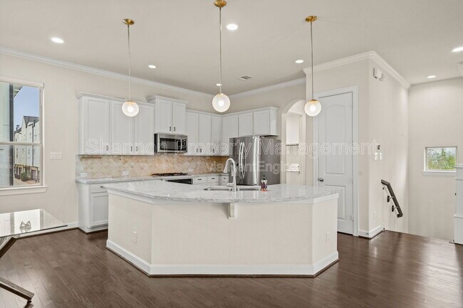 Building Photo - 2025 Cambridge Heights Pl