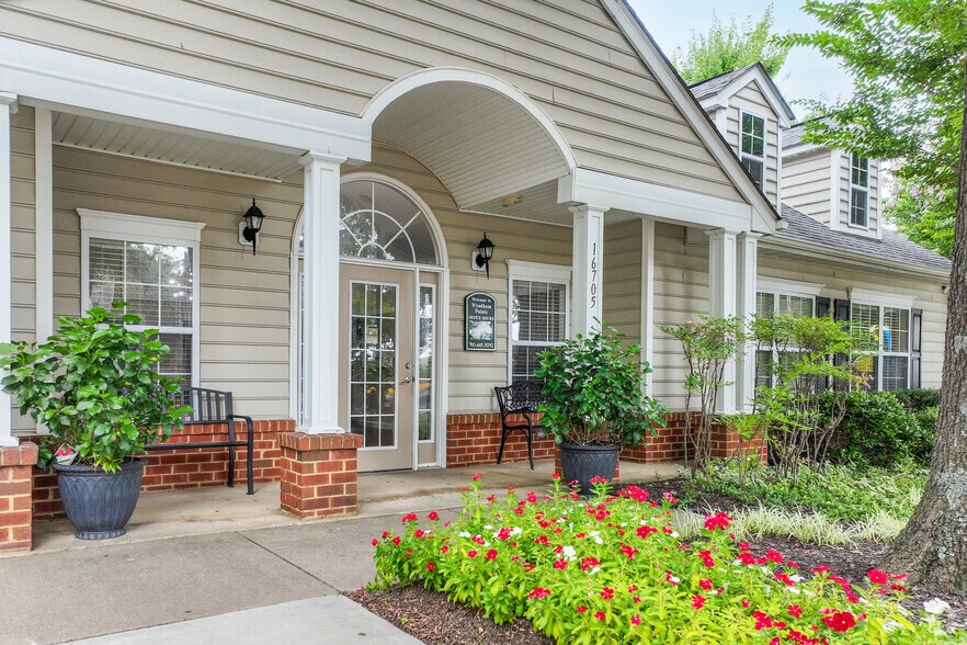 Primary Photo - Wyndham Pointe Apartments