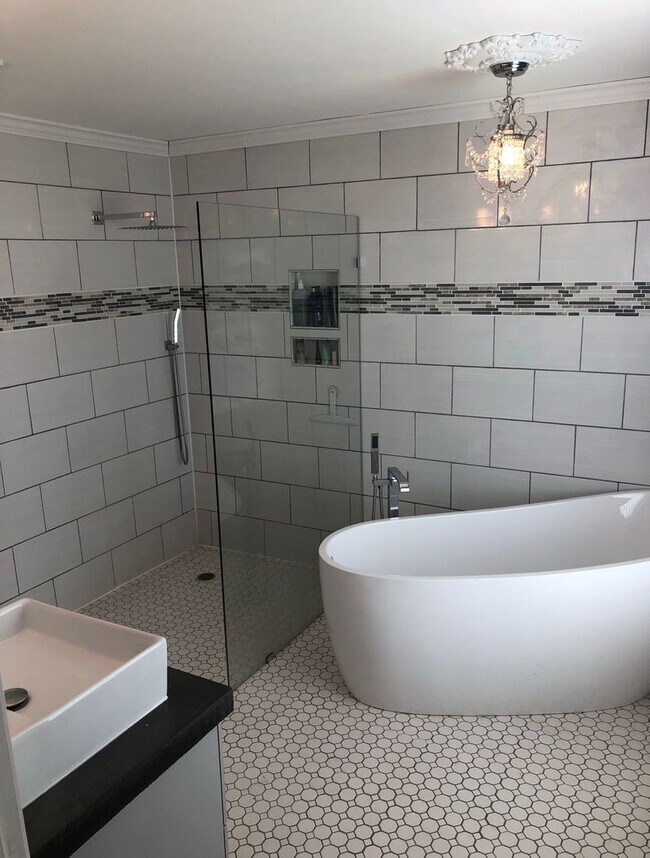 Building Photo - BEAUTIFULLY UPDATED 4 BEDROOM WITH FENCED ...