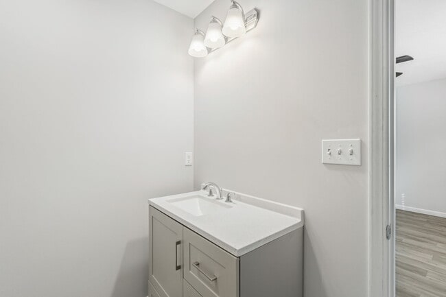 Building Photo - 2100 Paris Rd