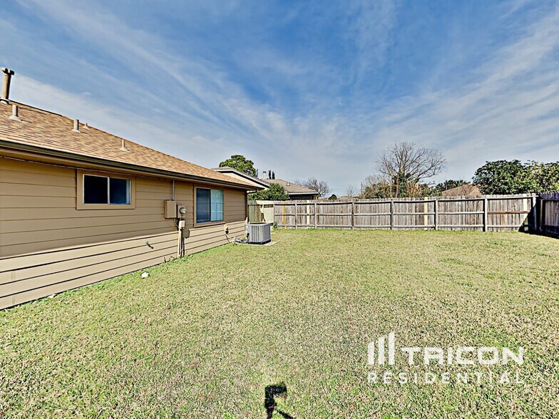 Building Photo - 3415 Sandbrook Dr