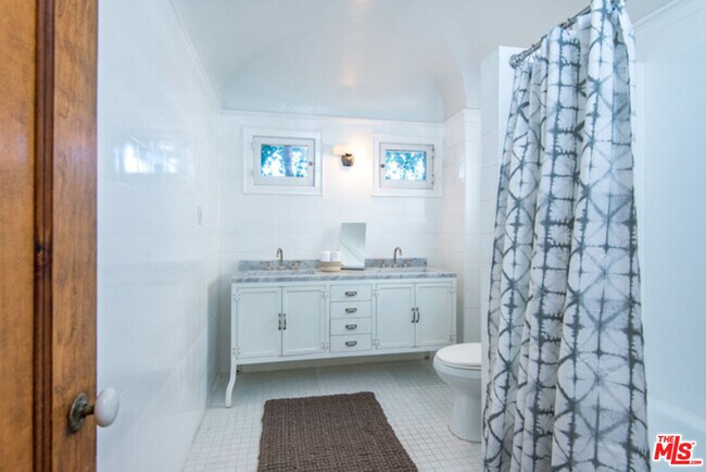 Building Photo - 2417 Walgrove Ave