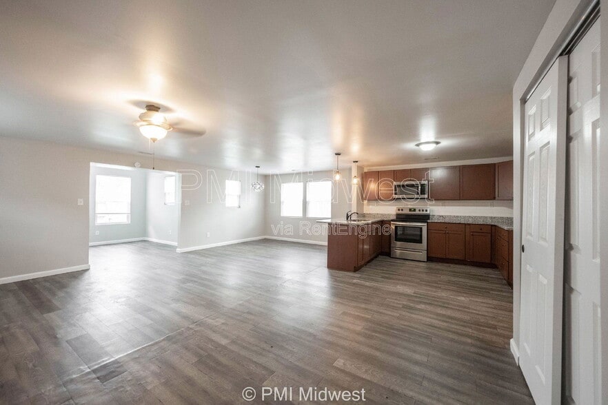 Building Photo - 955 N Traub Ave