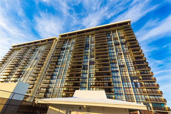 Building Photo - 600 NE 36th St