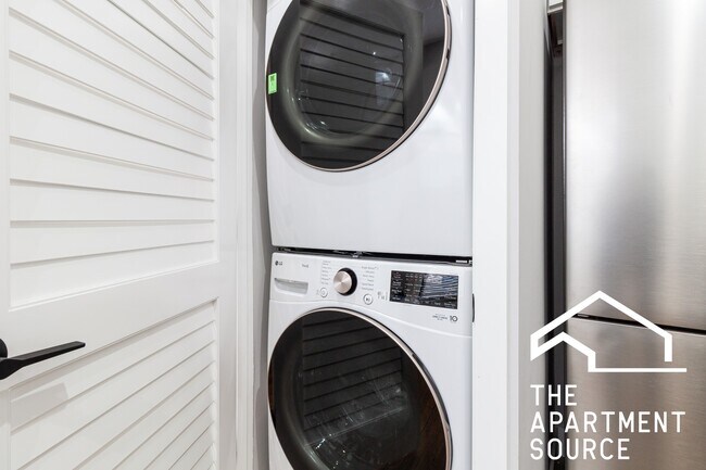 Building Photo - 3842 N Wilton Ave